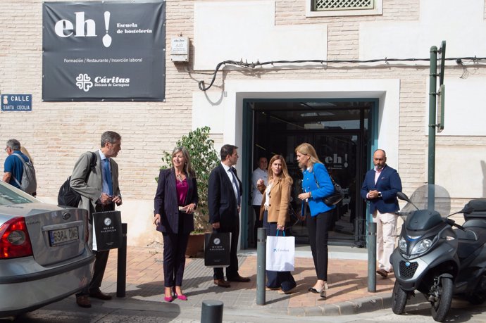 La hermana de Felipe VI ha visitado la Escuela de Hostelería de Cáritas