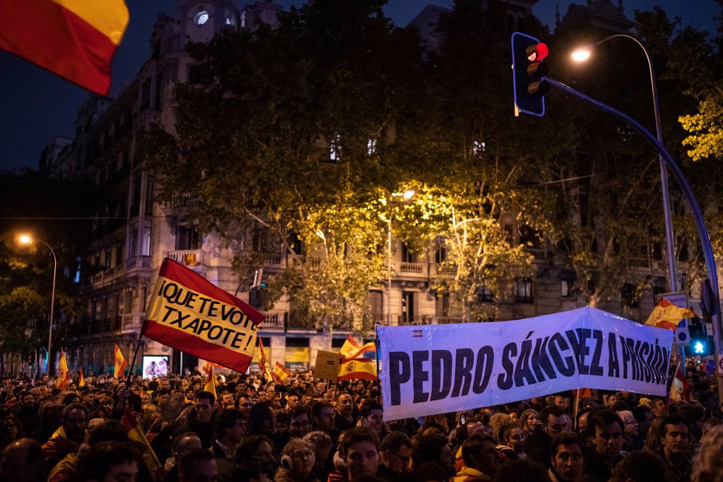 Concluye la sexta noche de protestas en Ferraz con 1.500 personas en ...