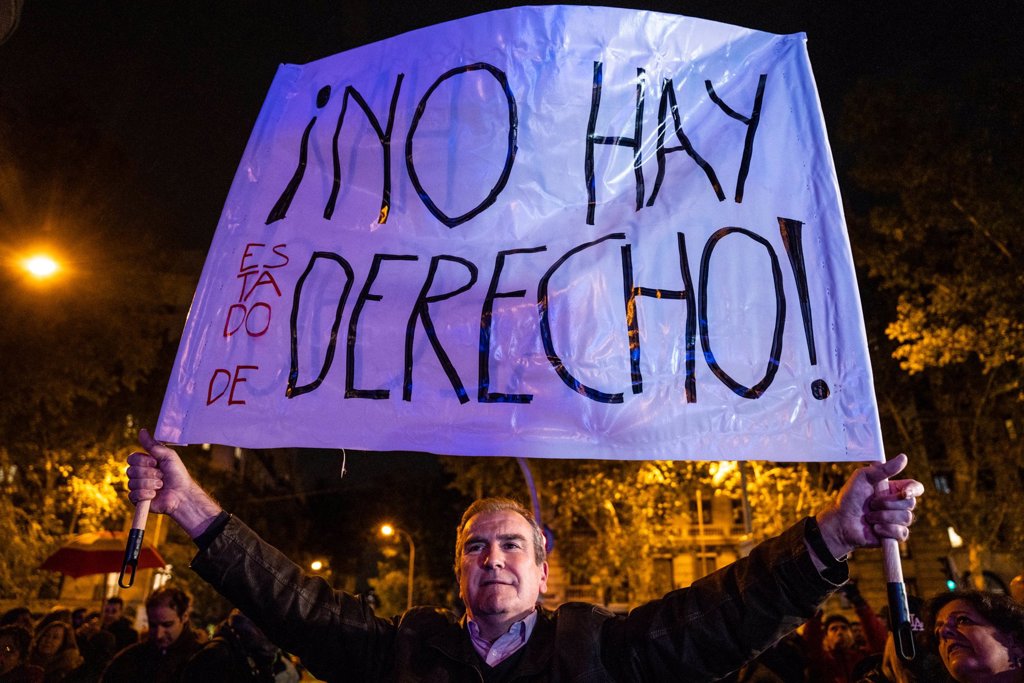Concluye la sexta noche de protestas en Ferraz con 1.500 personas en ...