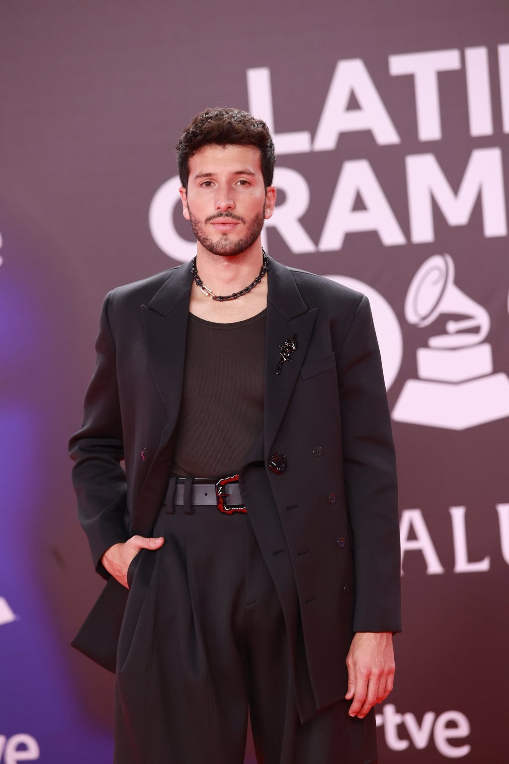 Sebastián Yatra da una lección de estilo en los Latin Grammy 2023 el
