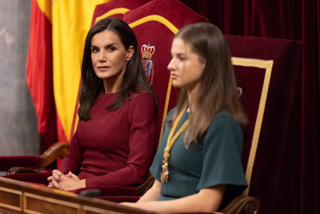 La Reina Letizia, Sublime Con Un Look Bicolor En Burdeos Y Negro ...