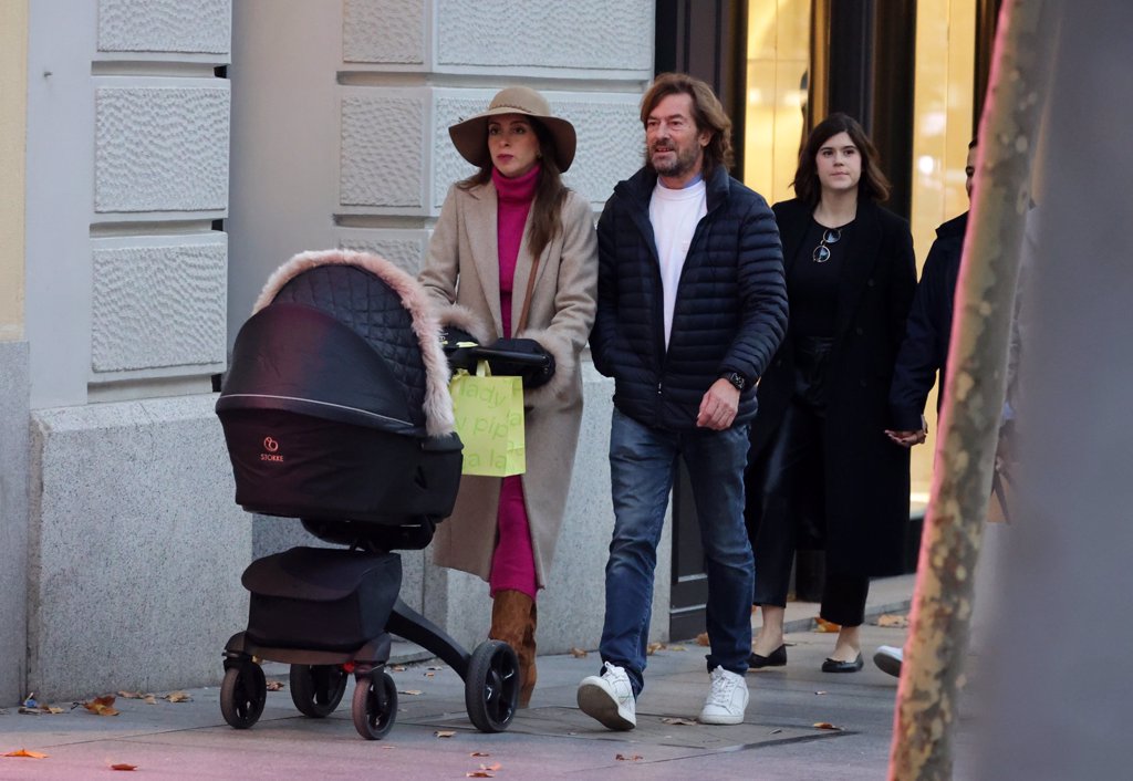 Santiago Pedraz y Elena Hormigos primeros paseos con el pequeño Jacobo