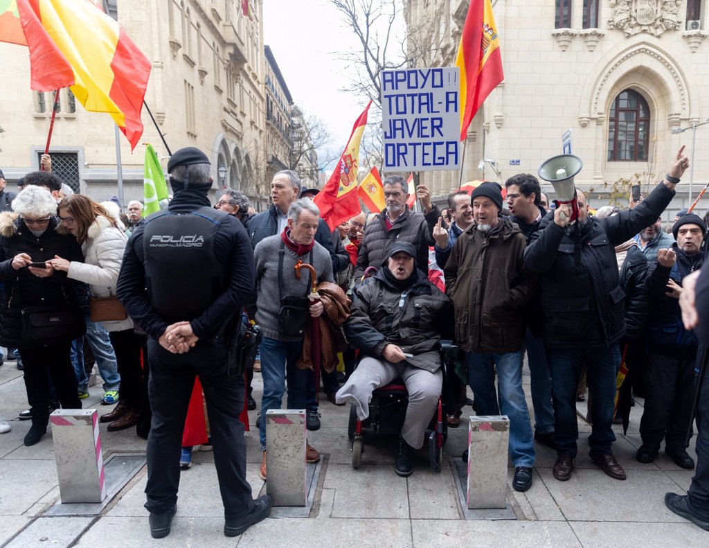 Decenas de personas se concentran en Cibeles en apoyo a Ortega Smith ...