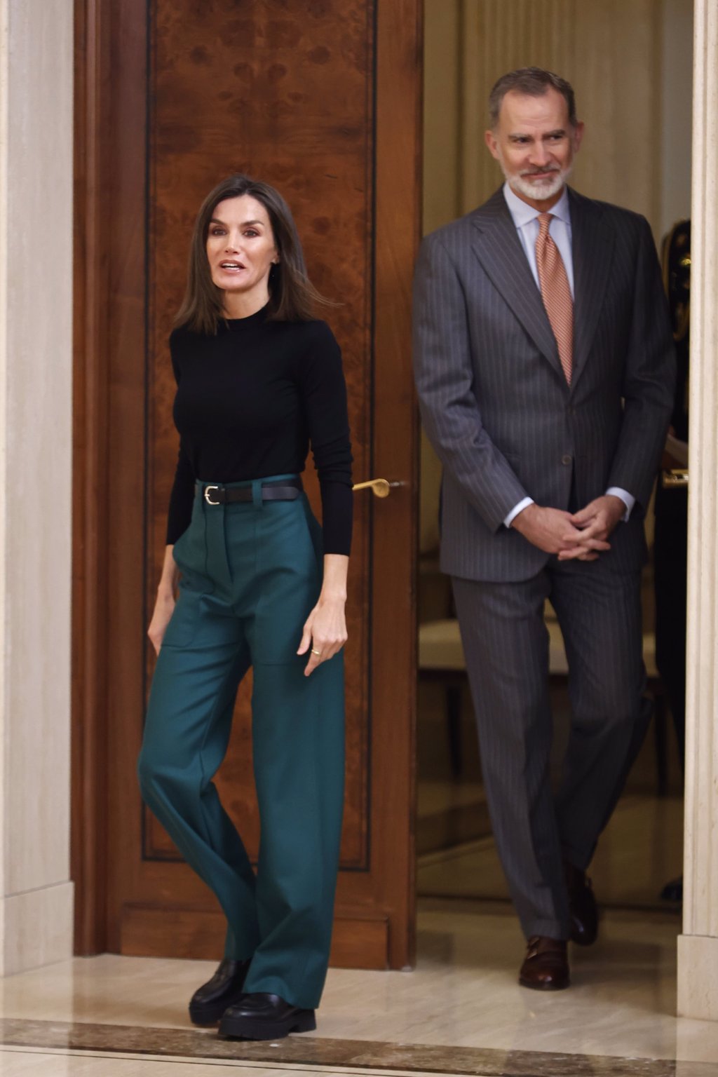 La Reina Letizia Triunfa Con Un Mix De Básicos Y Sus Mocasines De ...