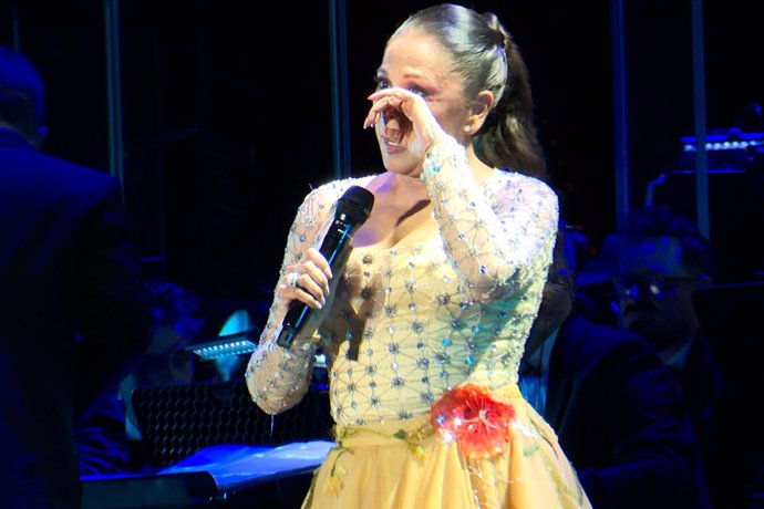 Isabel Pantoja se emociona en el concierto de Zaragoza