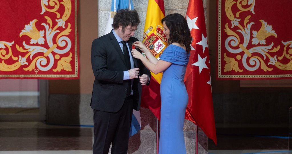 Ayuso entrega a Milei la Medalla Internacional, alaba su "firmeza y ...