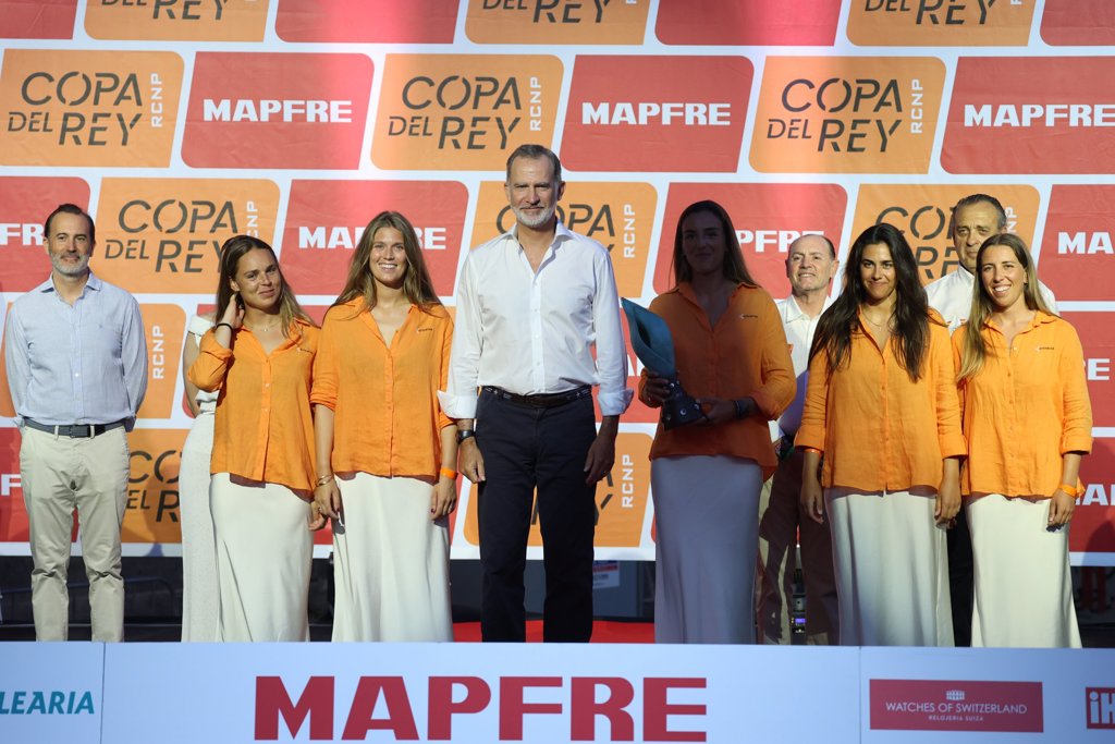 Javier Banderas recibe el trofeo de manos del Rey Felipe VI en la 42 ...