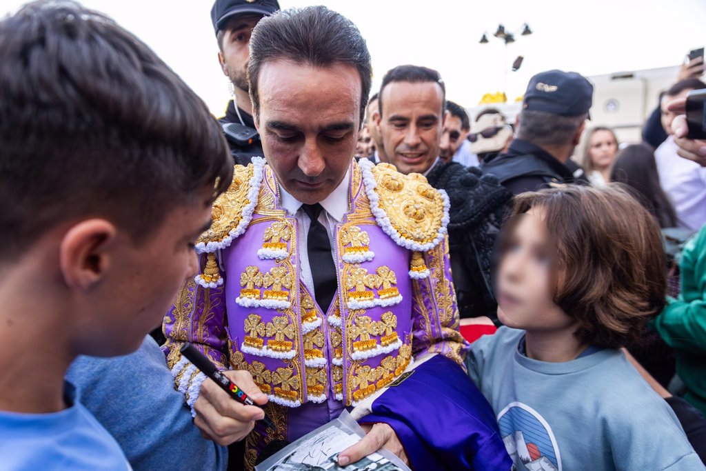 Enrique Ponce se despide de los ruedos a lo grande y con su fiel apoyo ...