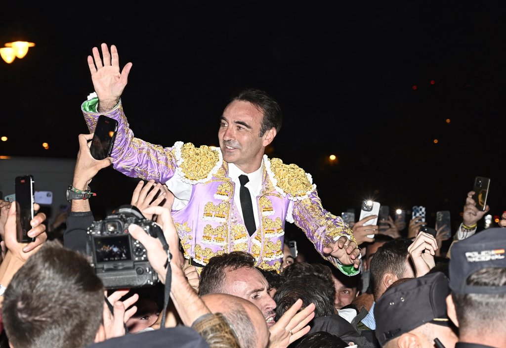 Enrique Ponce se despide de los ruedos a lo grande y con su fiel apoyo ...