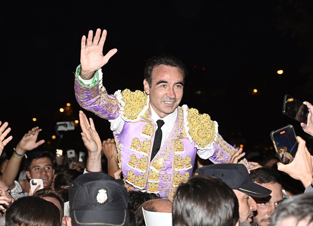 Enrique Ponce se despide de los ruedos a lo grande y con su fiel apoyo ...