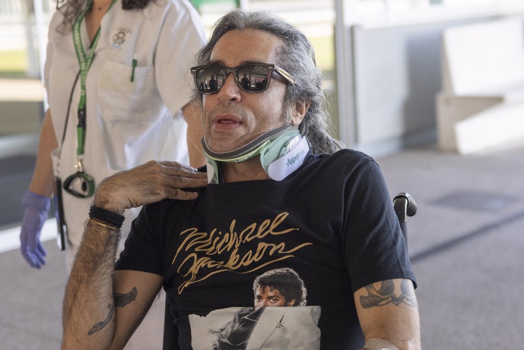 Exclusiva Mario Vaquerizo Abandona El Hospital En Silla De Ruedas Y Exclusiva Mario Vaquerizo Abandona El Hospital En Silla De Ruedas Y
