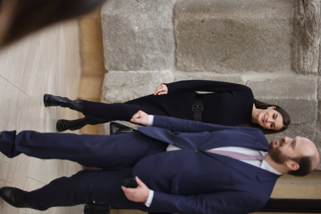 La Reina Letizia enamora con un cómodo 'total look black' que realza al ...