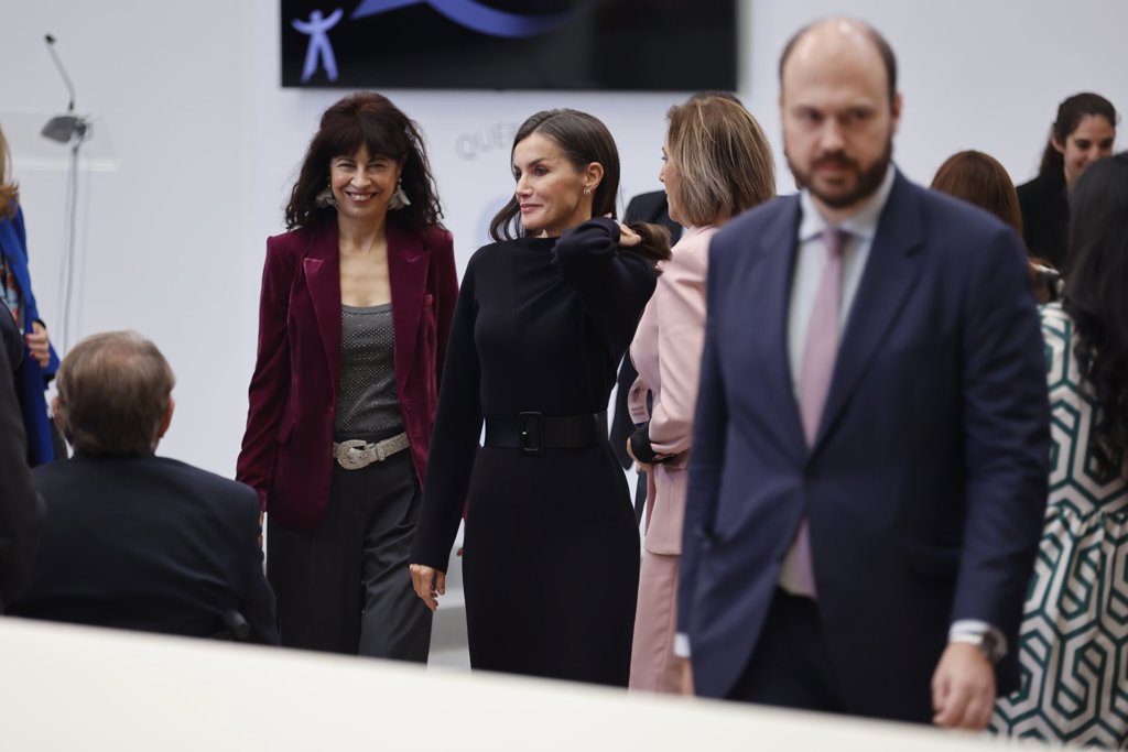 La Reina Letizia enamora con un cómodo 'total look black' que realza al ...