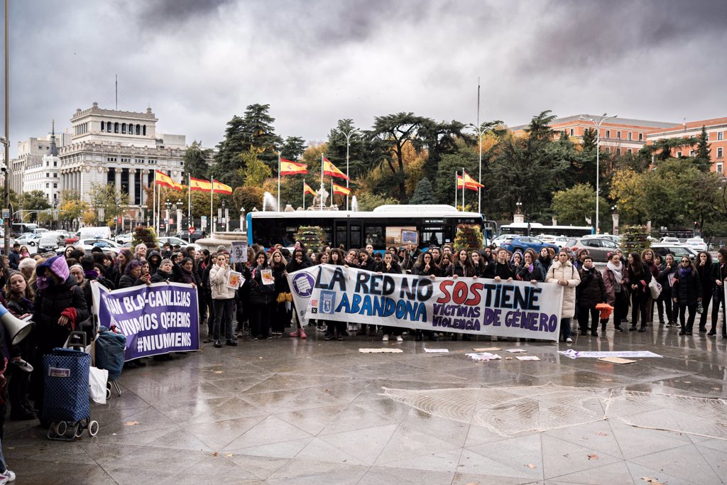 Las trabajadoras de la Red de Violencia de Género protestan frente al ...