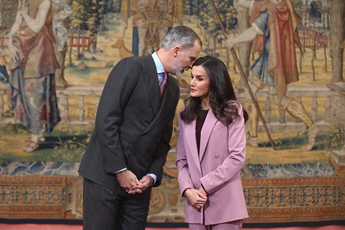 La Reina Letizia vuelve a brillar con su traje favorito de Hugo Boss