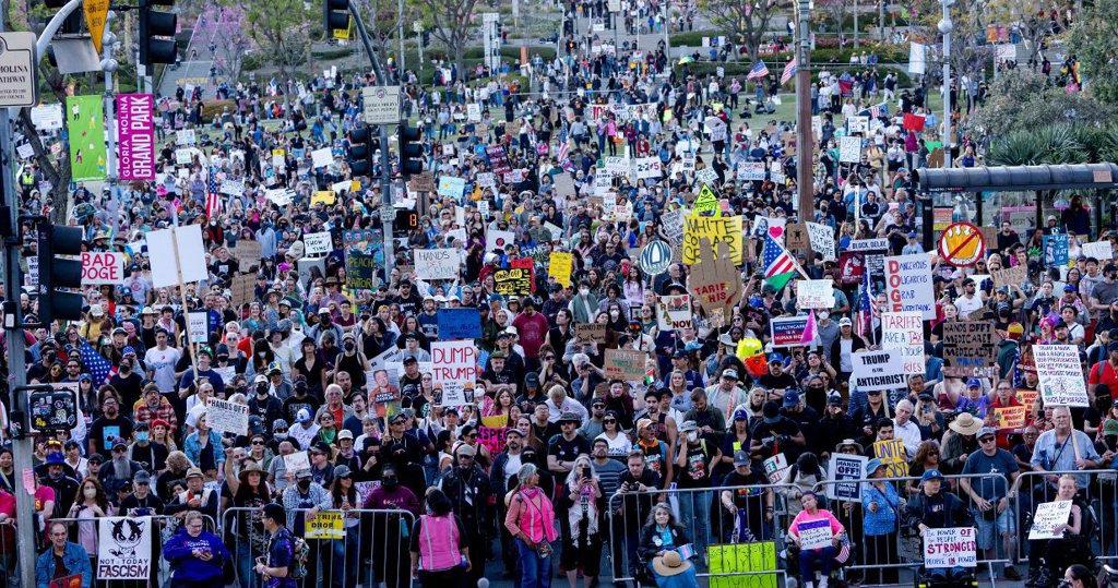 Miles de manifestantes protestan contra Trump en 1.400 ciudades de EEUU ...
