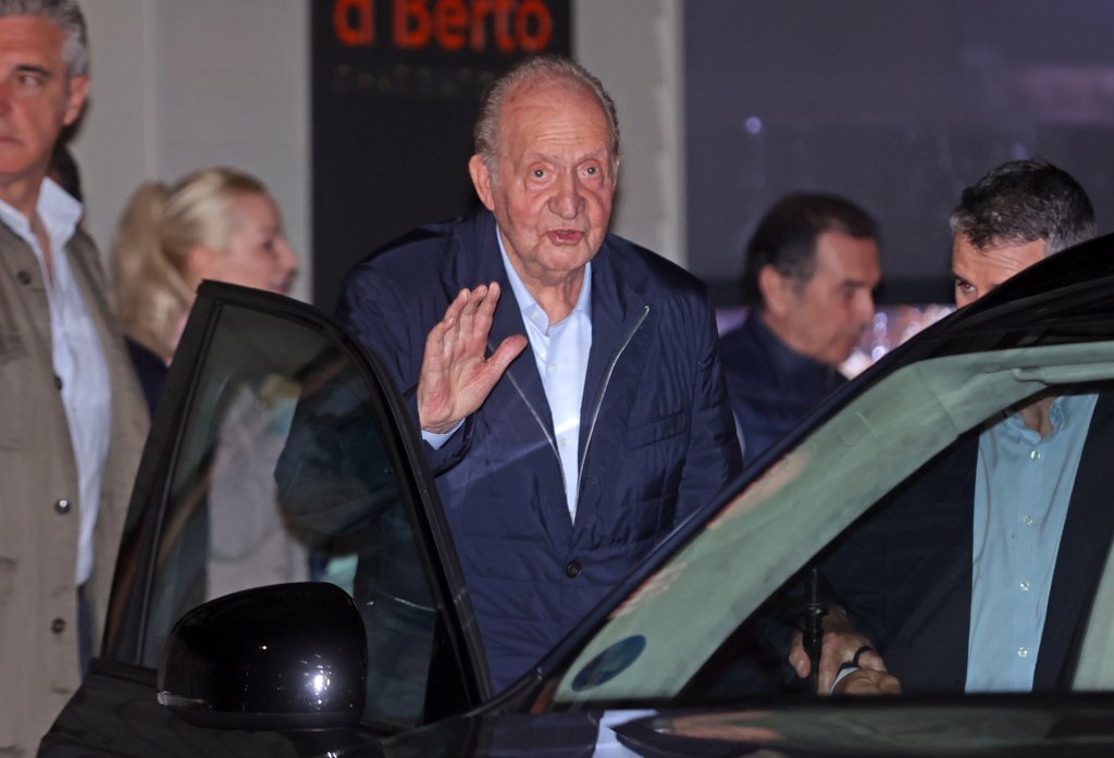 El Rey Juan Carlos disfruta de su primer plan con amigos en Sanxenxo. ¡Sonriente y en plena forma!