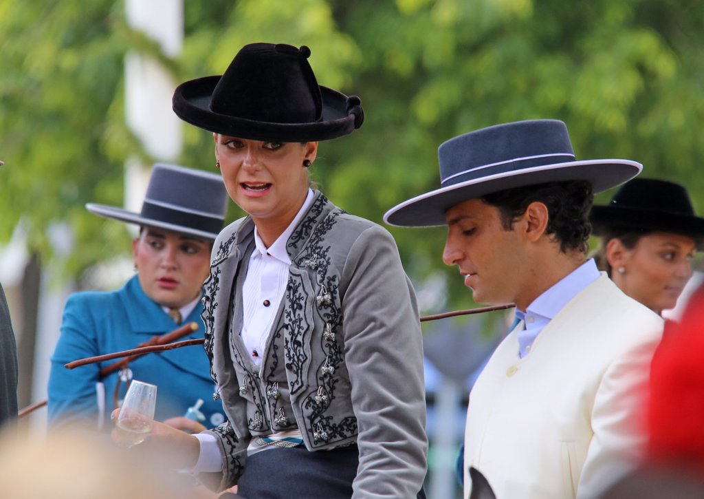 Victoria Federica disfruta de la Feria de Abril paseando a caballo entre  amigos