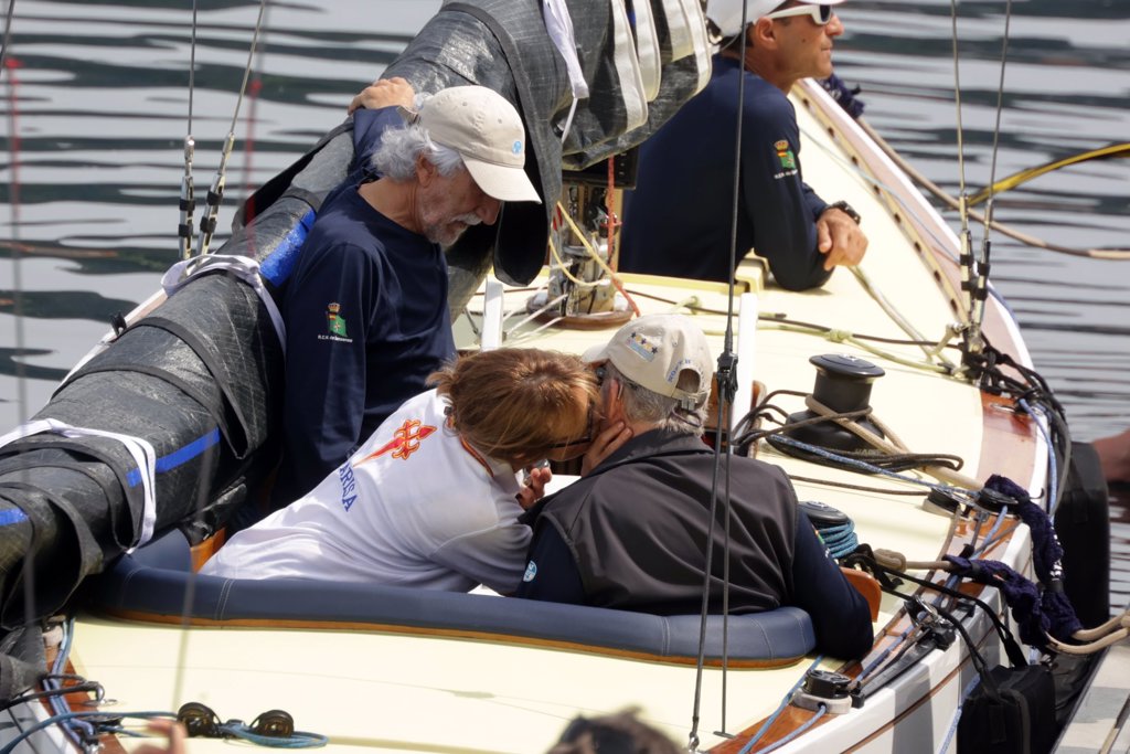 El Rey Juan Carlos protagoniza un divertido e inaudito momento con una  señora en el puerto de Sanxenxo