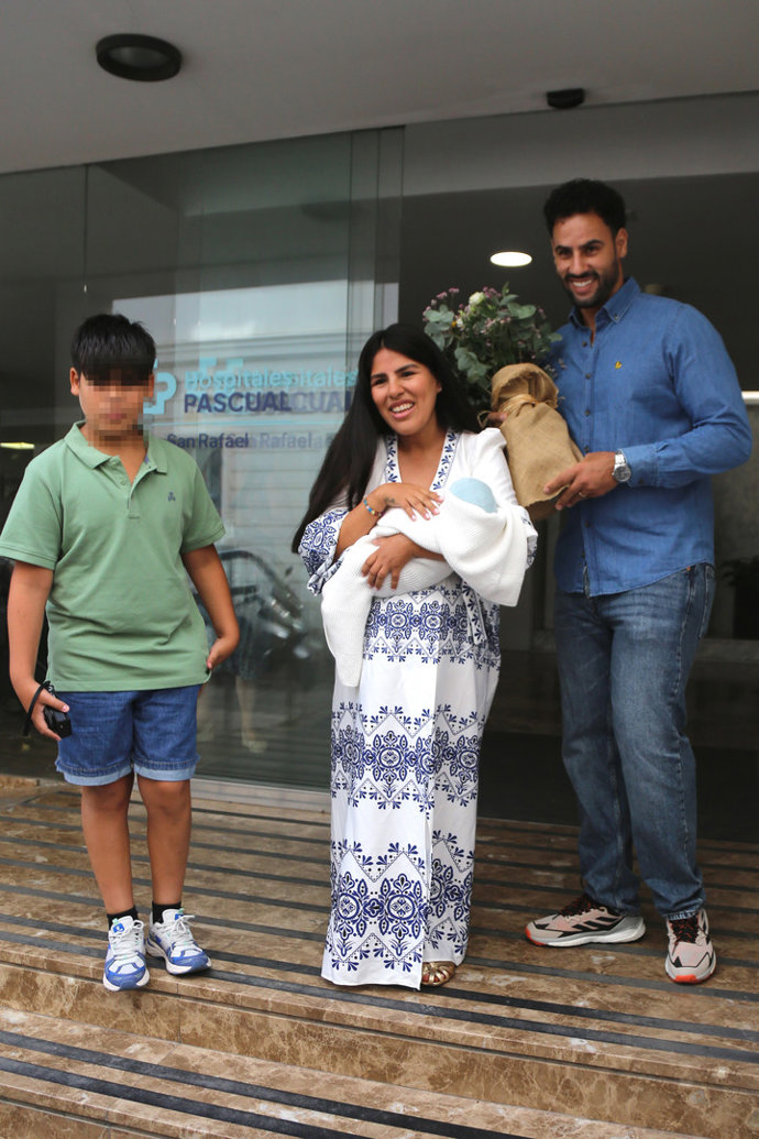 Isa Pantoja y Asraf, emocionadísimos, abandonan el hospital con su hijo  Cairo