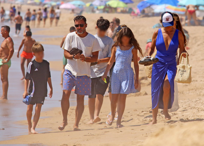 Sara Carbonero disfruta de su primer verano de amor con José Luis Cabrera y  sus hijos, Martín y Lucas, en la playa