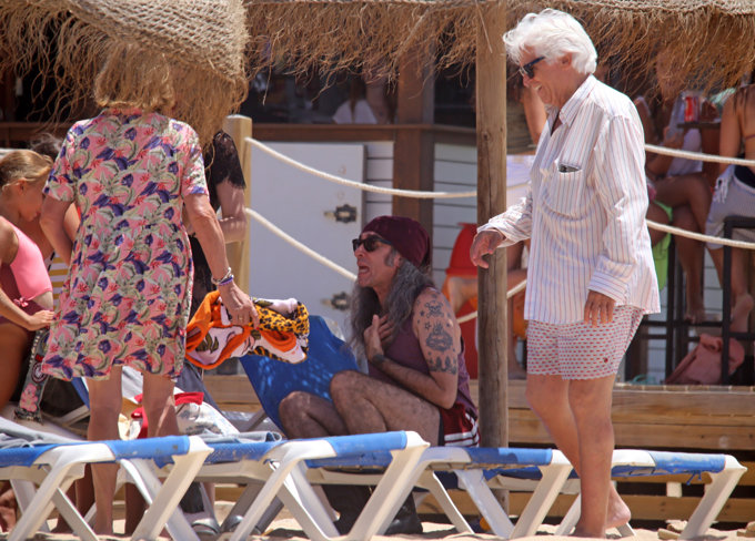 Mario Vaquerizo acapara todas las miradas en las playas de Cádiz con su  particular look de 'modelo'