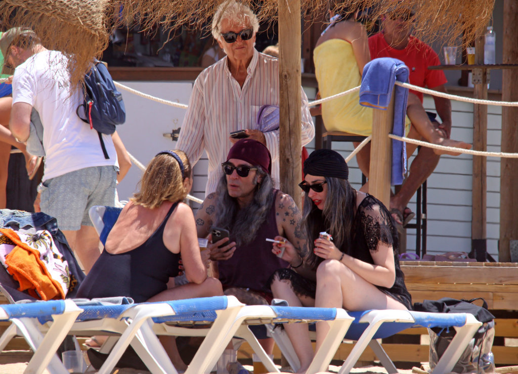 Mario Vaquerizo acapara todas las miradas en las playas de Cádiz con su  particular look de 'modelo'