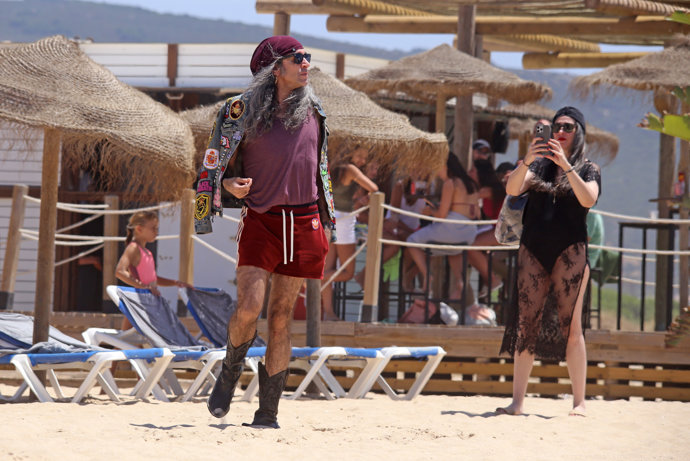 Mario Vaquerizo acapara todas las miradas en las playas de Cádiz con su  particular look de 'modelo'