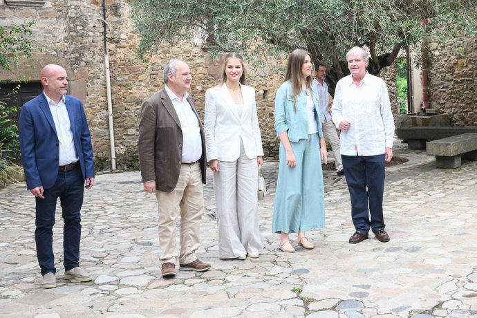 La Princesa Leonor y la Infanta Sofía arrasan con su duelo de estilo en su  reaparición en solitario