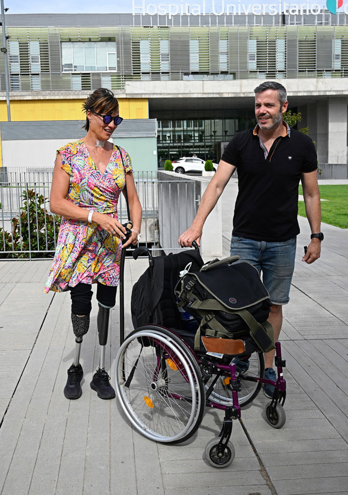 Irene Villa, con el apoyo de David Serrato: así abandonaba el hospital tras  su última operación