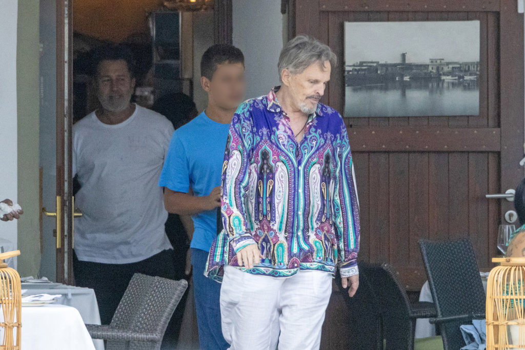 Miguel Bosé disfruta de unas vacaciones familiares en Palma tras su vuelta  a los escenarios