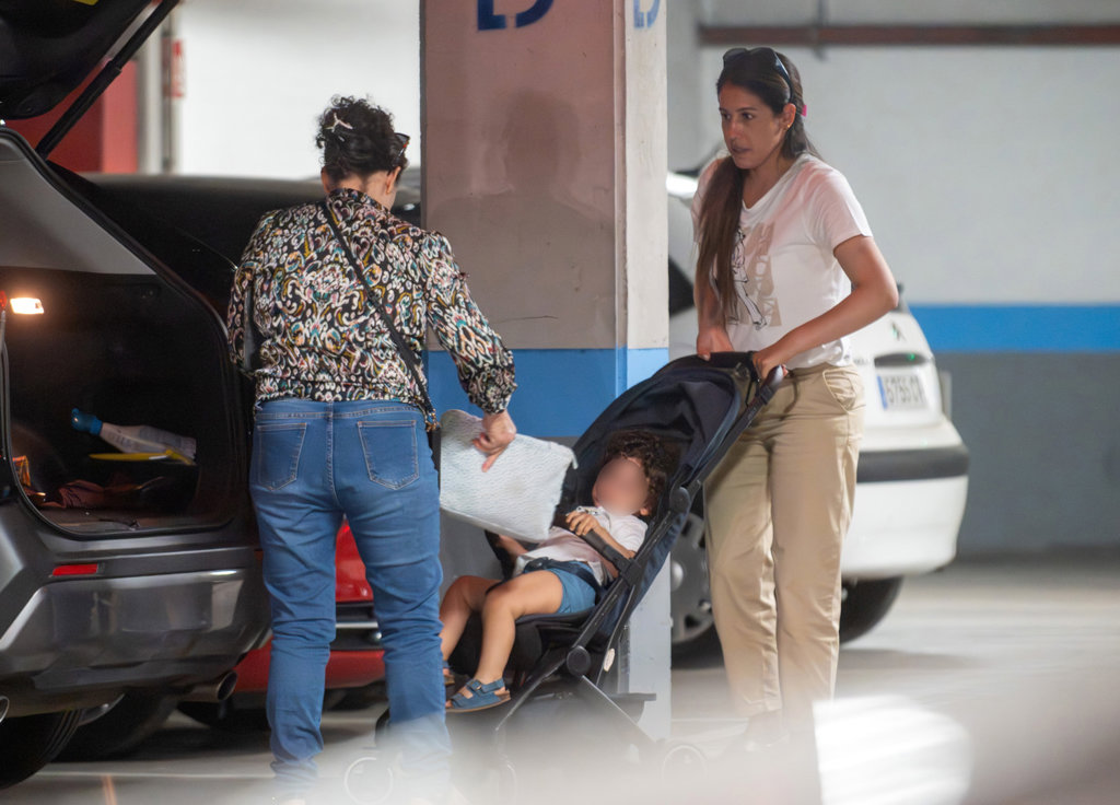 Gabriela Guillén hace saltar las alarmas visitando el hospital con su hijo  en brazos