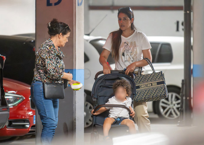 Gabriela Guillén hace saltar las alarmas visitando el hospital con su hijo  en brazos