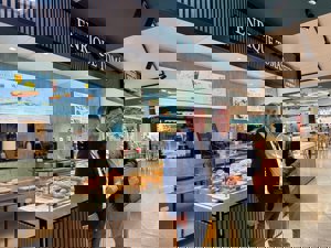 Bertín Osborne o Fran Rivera... rostros conocidos acuden a la inauguración del nuevo Food Market de Enrique Tomás