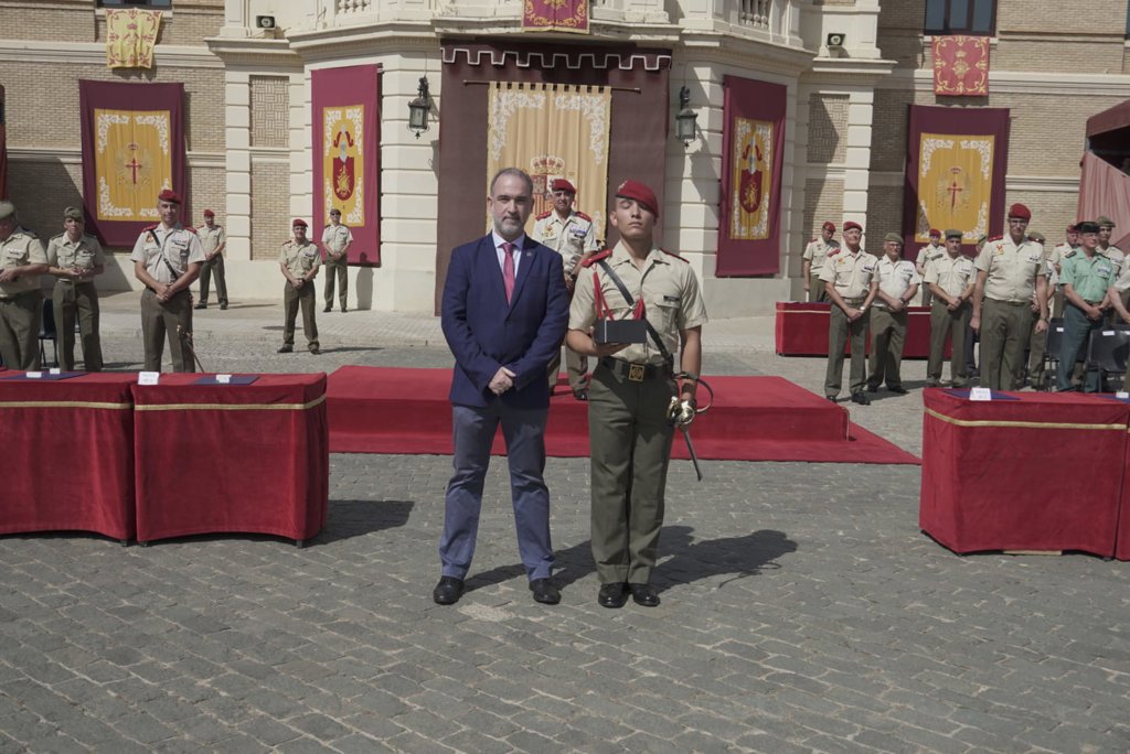 Más de trescientos caballeros y damas cadetes de la Academia General ...