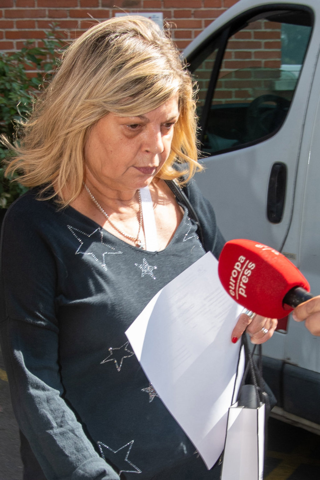 Terelu Campos, con mala cara y escoltada en el hospital tras su advertencia  a Mar Flores