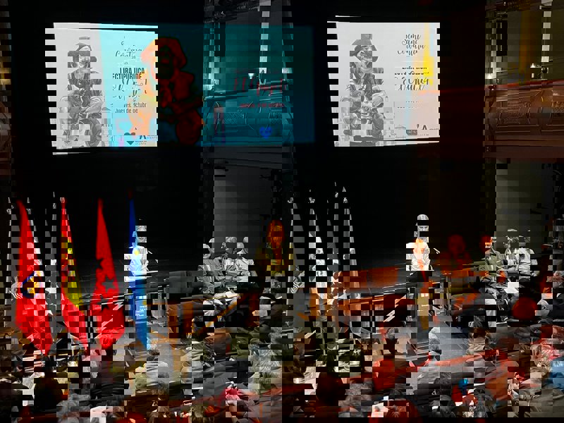 La alcaldesa de Alcalá, Judith Piquet, durante la lectura del Quijote en el Corral de las Comedias (EUROPA PRESS)