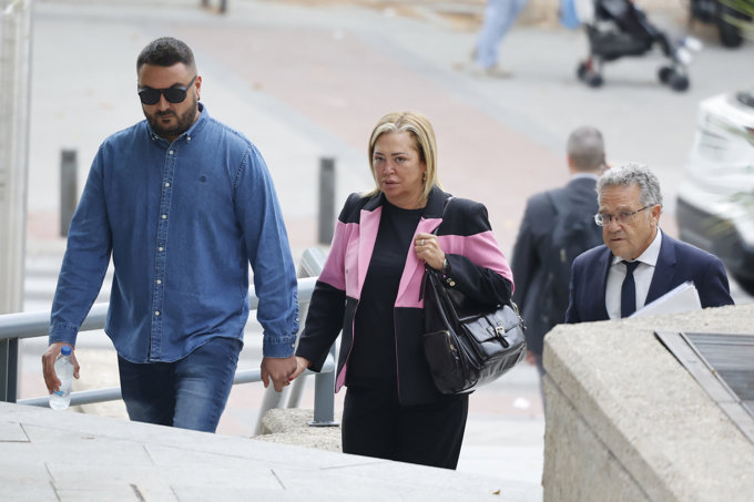 Belén Esteban, nerviosa, y Toño Sanchís, sonriente, cara a cara en los Juzgados  por un delito de apropiación indebida