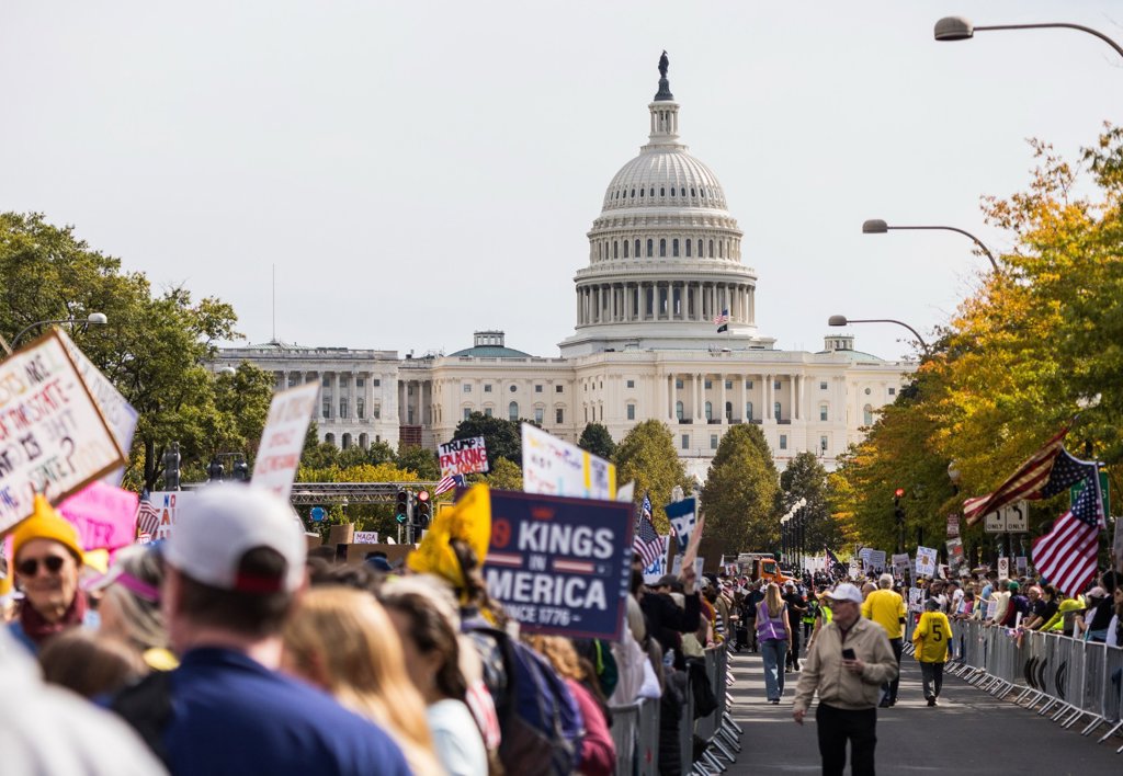Millones de manifestantes protestan contra Trump en las principales ...