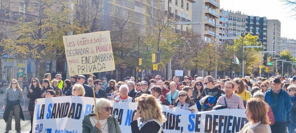 Unas 2.000 personas salen a la calle para defender la sanidad pública ...