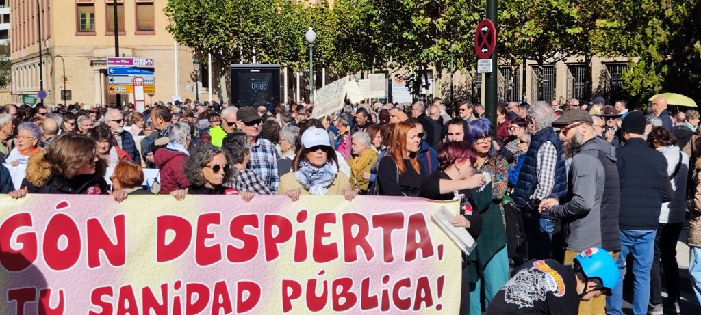 Unas 2.000 personas salen a la calle para defender la sanidad pública ...