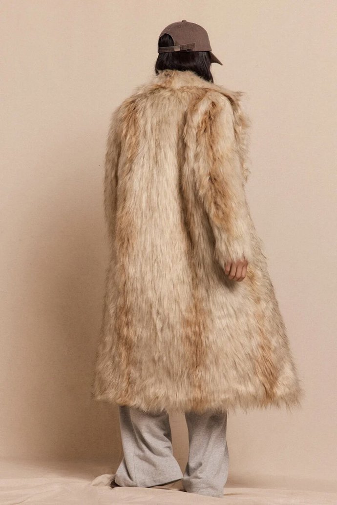 Abrigo de pelo de Slowlove. (Precio: 49,99 €)