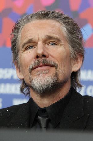 Ethan Hawke demuestra que el brillo no tiene edad con el traje lentejuelas que iluminó la presentación de 'The Weight'