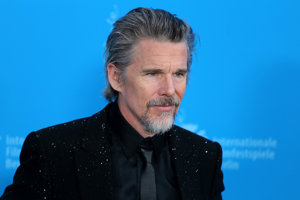 Ethan Hawke demuestra que el brillo no tiene edad con el traje lentejuelas que iluminó la presentación de 'The Weight'