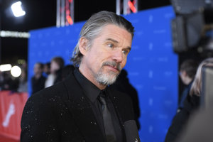 Ethan Hawke demuestra que el brillo no tiene edad con el traje lentejuelas que iluminó la presentación de 'The Weight'