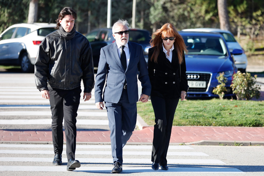 Cayetana, Fernando y Natalia Guillén Cuervo dan el último adiós a su madre,  la actriz Gemma Cuervo