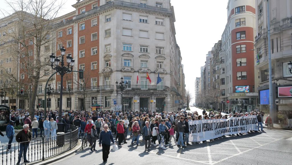 Medio millar de personas marcha en silencio por Santander y pide actuar ...