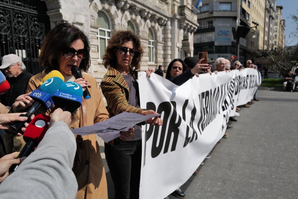 Medio millar de personas marcha en silencio por Santander y pide actuar ...