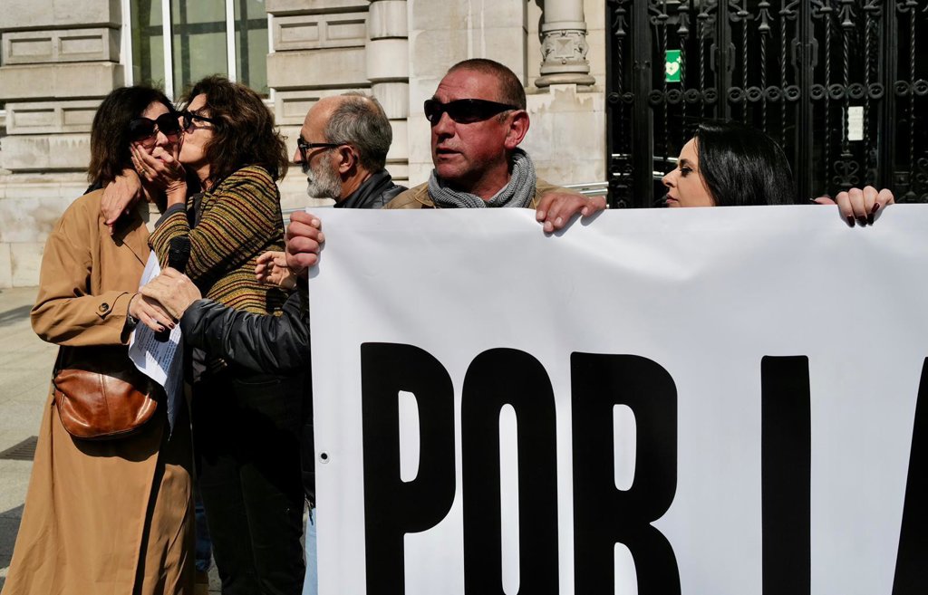 Medio millar de personas marcha en silencio por Santander y pide actuar ...