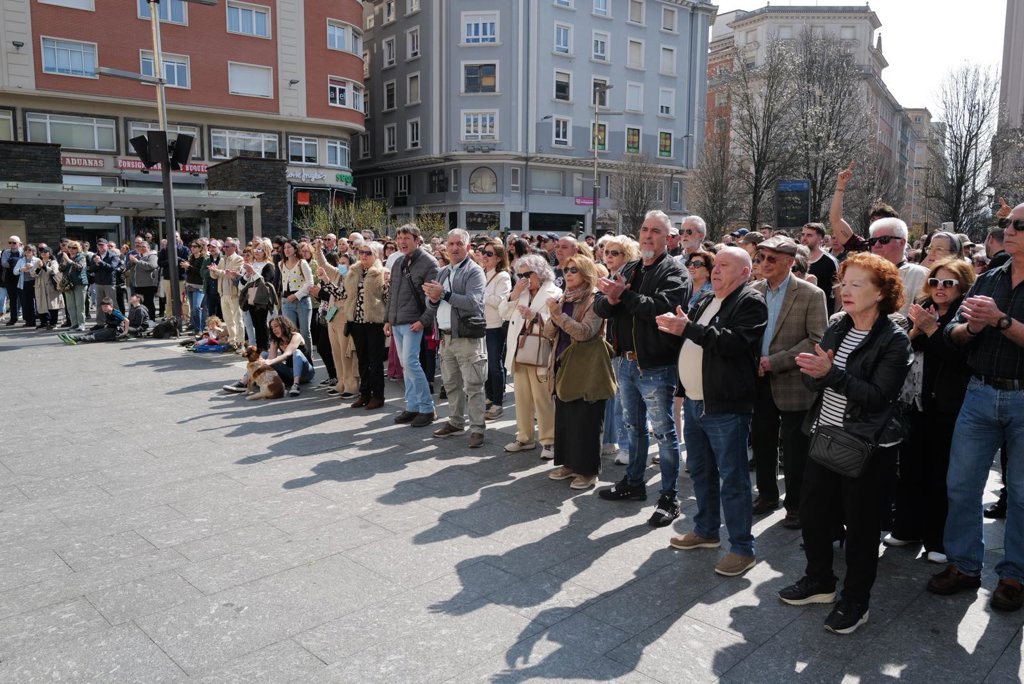 Medio millar de personas marcha en silencio por Santander y pide actuar ...